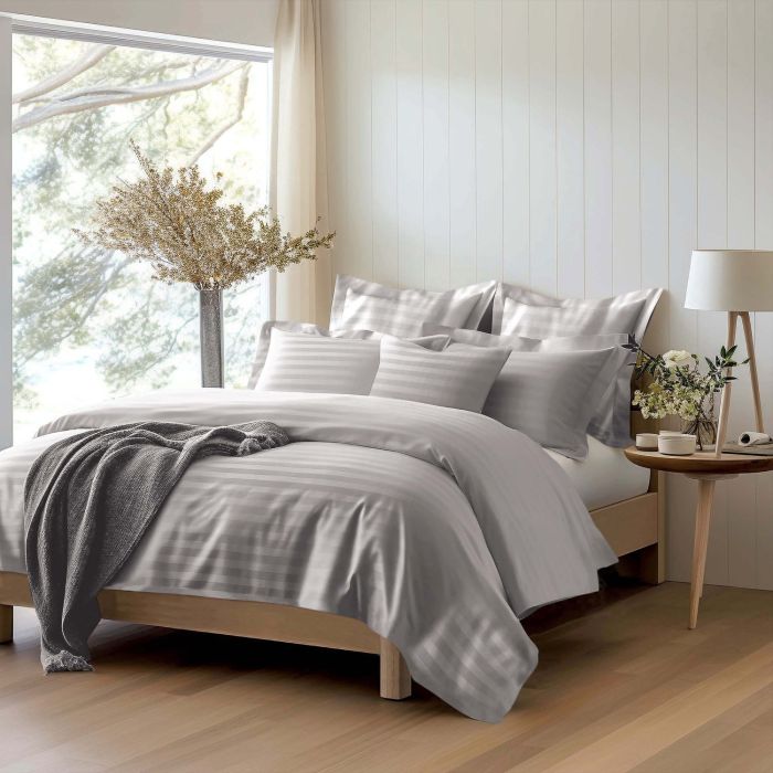 Pościel BAMBOO STRIPE GREY Darymex – aranżacja na łóżku