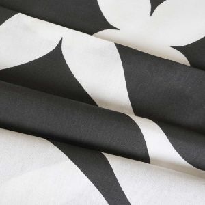 Pościel COTTONLOVE EXCLUSIVE NOIR Darymex – założone warstwy czarno-białej tkaniny