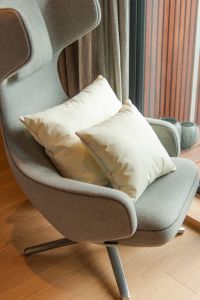 Poduszka COTTON INLET AMZ – dwie poduszki na fotelu