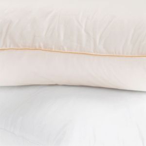 Poduszka COTTON INLET AMZ – detal kremowego obszycia