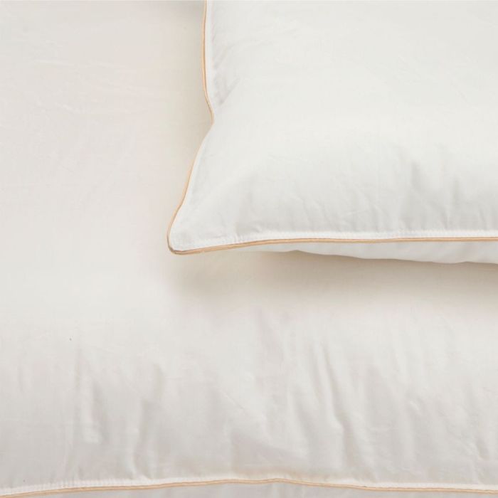 Poduszka COTTON INLET AMZ – kremowy narożnik z lamówką