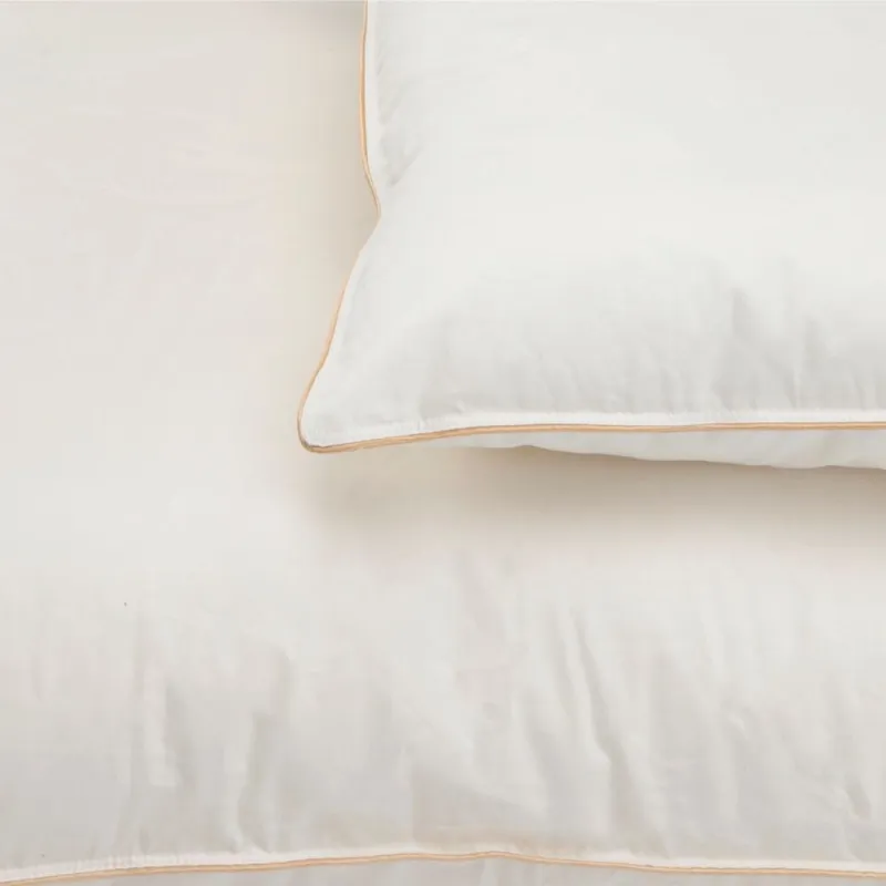 Poduszka COTTON INLET AMZ – kremowy narożnik z lamówką