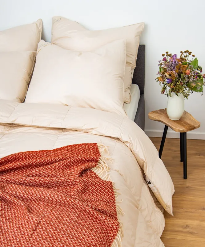 Kołdra puchowa ORGANIC COTTON 135x200 AMZ w jasnej sypialni