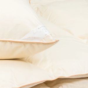 Kremowa poduszka puchowa BASIC AMZ 40x60 z etykietą producenta