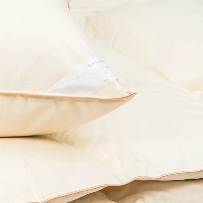 Kremowa poduszka puchowa BASIC AMZ 40x60 z etykietą producenta