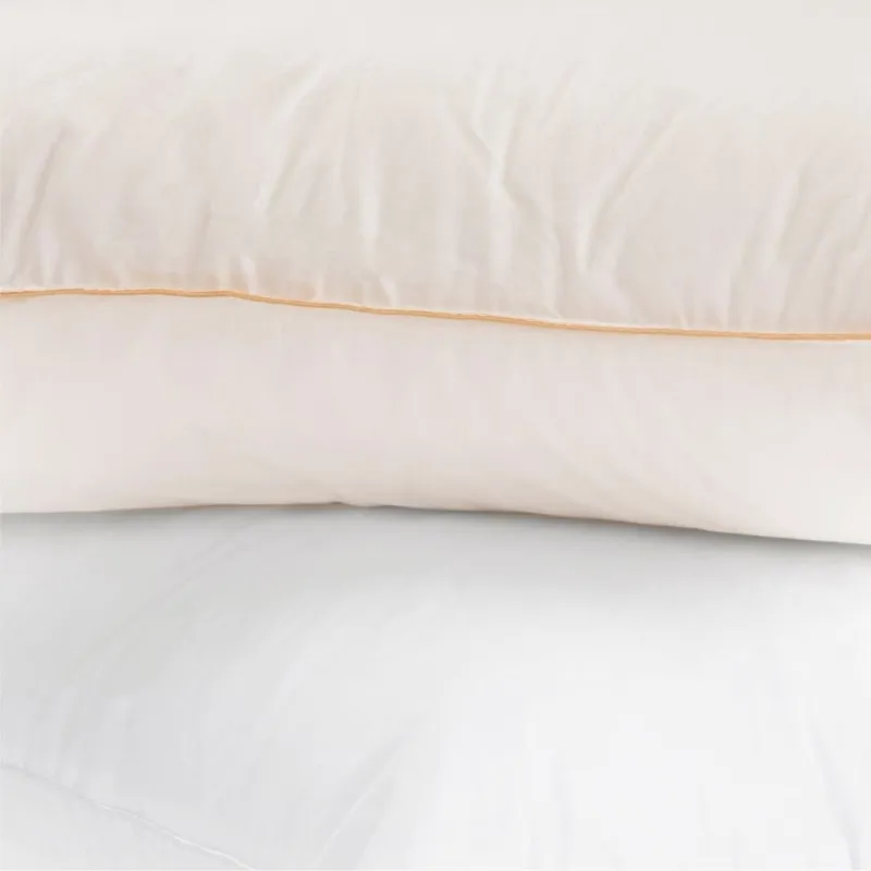 Poduszka COTTON INLET AMZ – detal kremowego obszycia