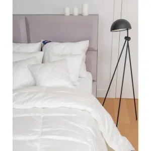 Kołdra LYOCELL 180x200 AMZ rozłożona na łóżku