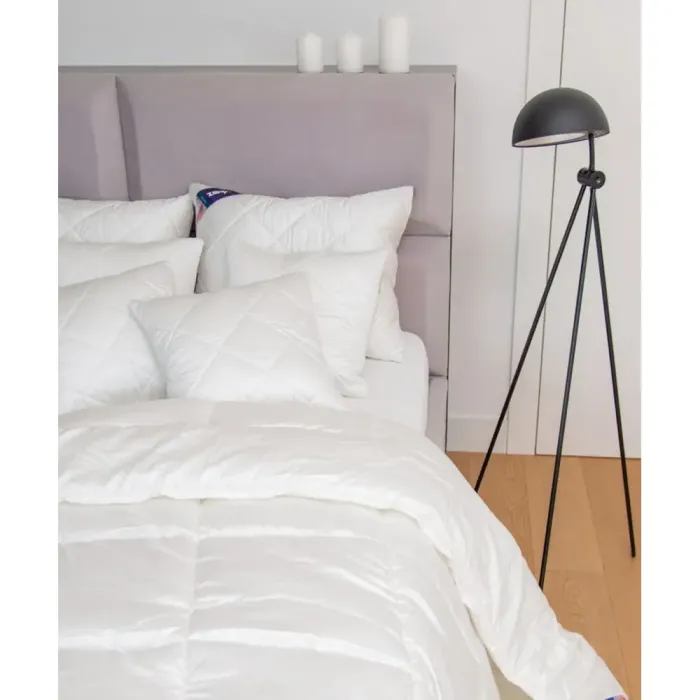 Kołdra LYOCELL 180x200 AMZ rozłożona na łóżku