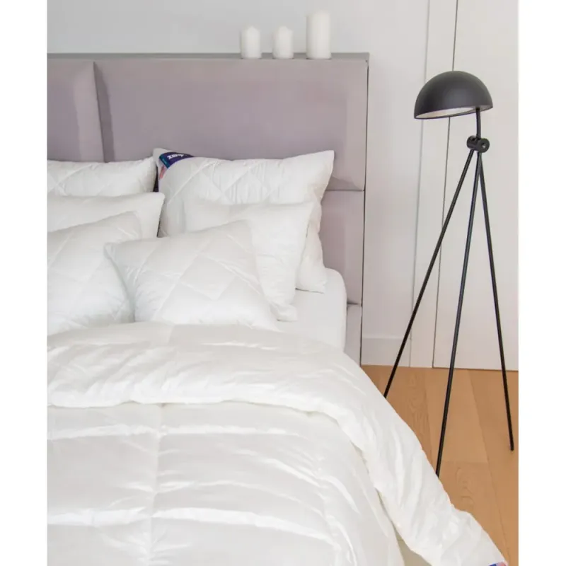 Kołdra LYOCELL 180x200 AMZ rozłożona na łóżku