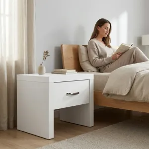 Drewniana szafka MIRA widziana od frontu z otwartą przestrzenią pod szufladą