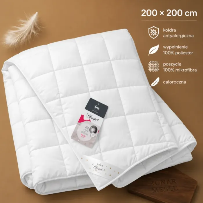 Kołdra Basic AMZ – złożona biała kołdra z etykietami na brązowej grafice
