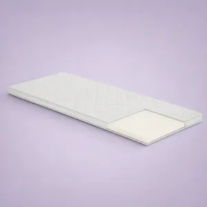 Materac nawierzchniowy Visco 3D Gral – cienki materac z przekrojem jasnej pianki w narożniku na fioletowym tle