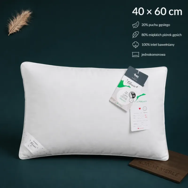Poduszka Półpuch AMZ – biała poduszka na ciemnozielonej planszy 40 × 60 cm