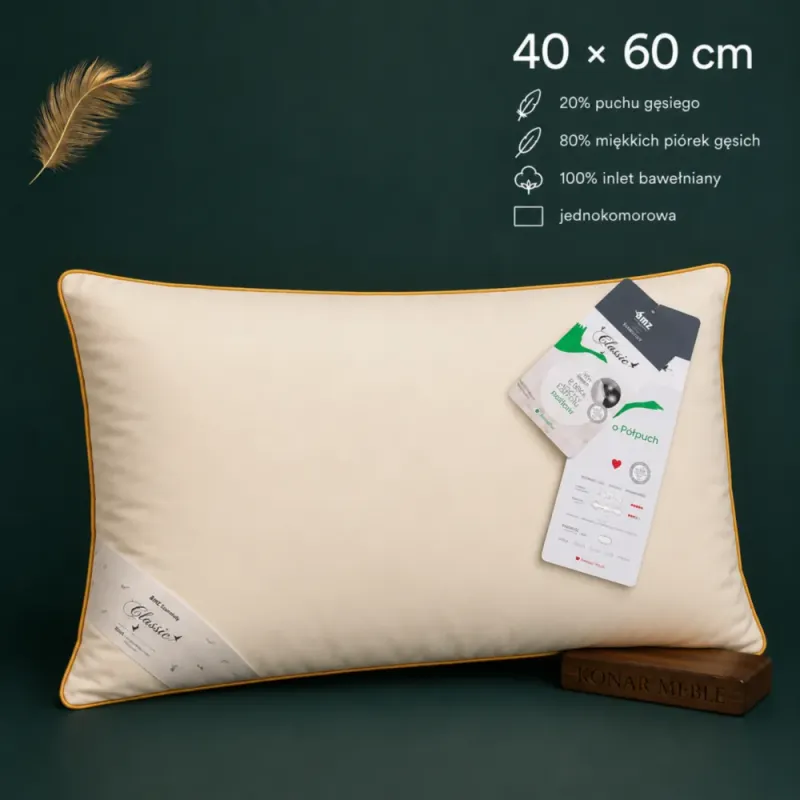 Poduszka Półpuch AMZ – kremowa poduszka na ciemnozielonej planszy 40 × 60 cm
