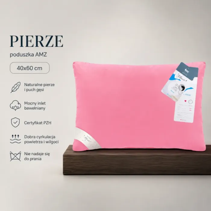 Różowa poduszka PIERZE AMZ z zawieszką producenta na białym tle