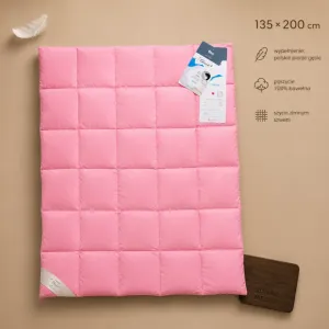 Kołdra Pierze 135x200 AMZ – różowa kołdra na planszy