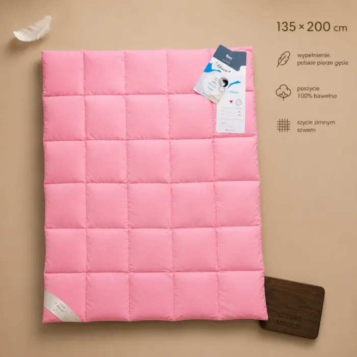 Kołdra Pierze 135x200 AMZ – różowa kołdra na planszy