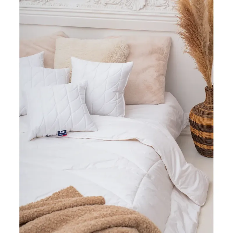 Kołdra KASZMIR GOLD całoroczna AMZ – aranżacja z poduszkami